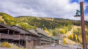 A building with a balcony and a mountain view.