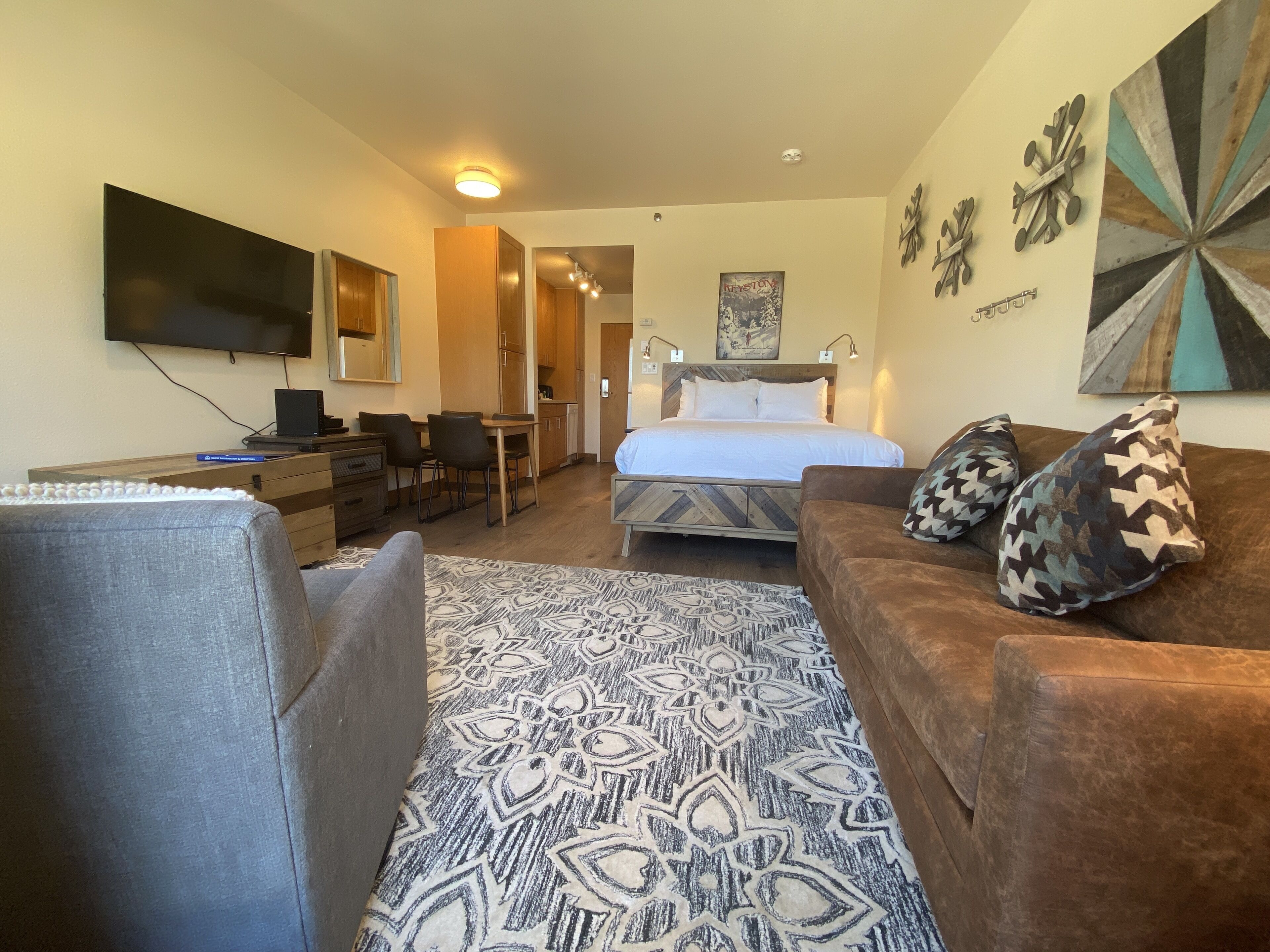 Iron/ironing board, WiFi, bed sheets