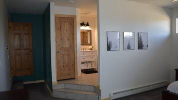 3 habitaciones, escritorio, tabla de planchar con plancha y wifi gratis