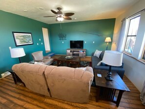 Smart-TV, Kamin, Bücher