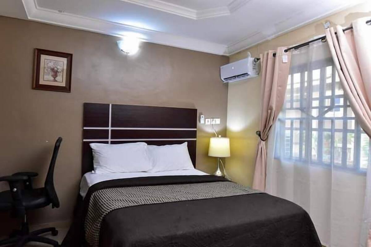 Habitación individual estándar, 1 cama Queen size, para no fumadores | Wifi gratis y ropa de cama 