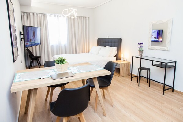 32-inch TV with digital channels - Contemporary chic in Central Athens (Athens)