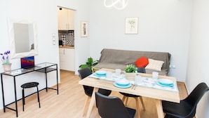 32-inch TV with digital channels - Contemporary chic in Central Athens (Athens)