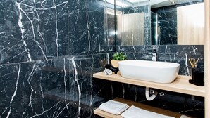 Shower, hair dryer, towels, shampoo - Contemporary chic in Central Athens (Athens)