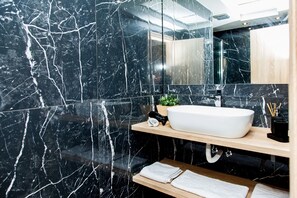 Chuveiro, secador de cabelo, toalhas de banho, shampoo