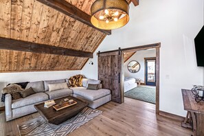 Smart TV, fireplace, stereo - Private end unit with Jacuzzi, Two Patios, and Indoor/Outdoor Fireplace (Estes Park)
