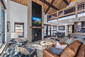 Smart TV, chimenea y estéreo