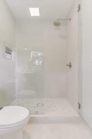 Regadera, amenidades de baño ecológicas, secadora de cabello, toallas 