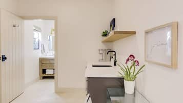 Refrigerador, microondas, cafetera y tetera y tetera eléctrica