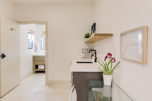 Refrigerador, microondas, cafetera y tetera y tetera eléctrica 