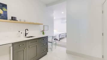 Escritorio, tabla de planchar con plancha, wifi gratis y ropa de cama