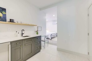 Escritorio, tabla de planchar con plancha, wifi gratis y ropa de cama 