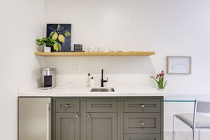 Kylskåp, mikrovågsugn, kaffe- och tebryggare och vattenkokare