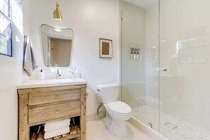 Regadera, amenidades de baño ecológicas, secadora de cabello, toallas 