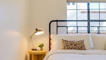 Työpöytä, silitysrauta/-lauta, ilmainen Wi-Fi, vuodevaatteet