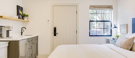 Escritorio, tabla de planchar con plancha, wifi gratis y ropa de cama