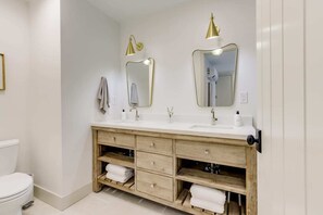 Badewanne, Haartrockner, Handtücher