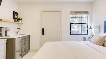 Escritorio, tabla de planchar con plancha, wifi gratis y ropa de cama