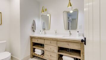 Kylpyamme, hiustenkuivaaja, pyyhkeet