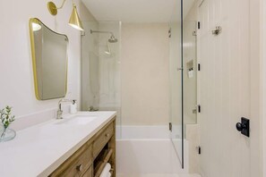 Bathtub, hair dryer, towels - Casa Valerio Unit 6B (Santa Barbara)