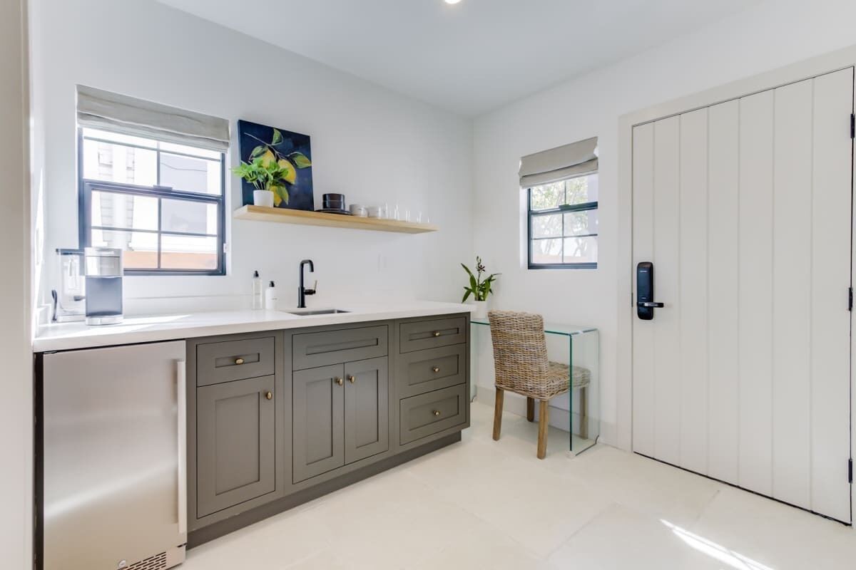 Refrigerador, microondas, cafetera y tetera y tetera eléctrica 