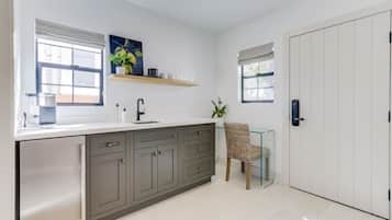 Refrigerador, microondas, cafetera y tetera y tetera eléctrica