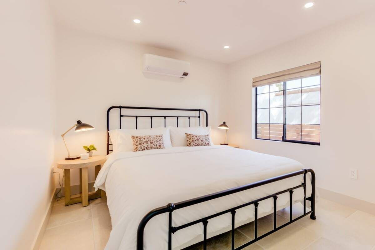 Escritorio, tabla de planchar con plancha, wifi gratis y ropa de cama 