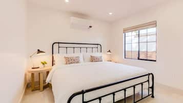 Escritorio, tabla de planchar con plancha, wifi gratis y ropa de cama