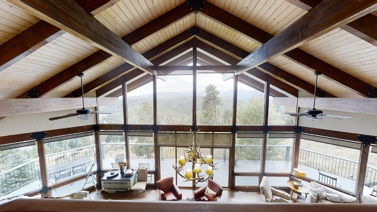 Een televisie en een open haard