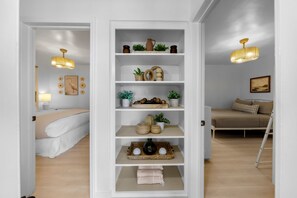 2 habitaciones, tabla de planchar con plancha, wifi y ropa de cama 