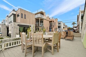 Outdoor dining - The Key Lime Oasis, Beach Front Retreat W/ Parking (San Diego)