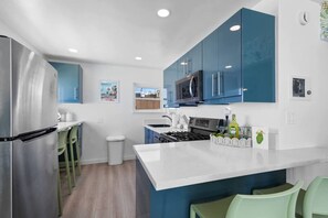 Geladeira, micro-ondas, fogão, cooktop