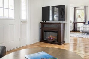 Interior - Ames Cottage in Elk Rapids - Dog Friendly and Great Location! (Elk Rapids)