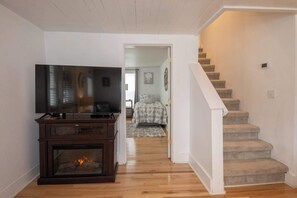 3 bedrooms, iron/ironing board, WiFi, bed sheets - Ames Cottage in Elk Rapids - Dog Friendly and Great Location! (Elk Rapids)