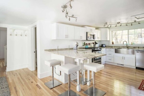 Fridge, microwave, oven, stovetop - Ames Cottage in Elk Rapids - Dog Friendly and Great Location! (Elk Rapids)