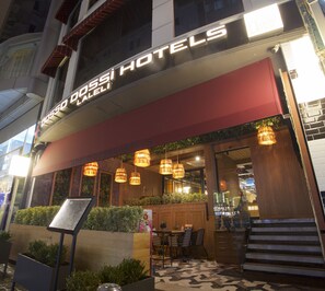Front of property – evening/night - Dosso Dossi Hotels Laleli (Istanbul)