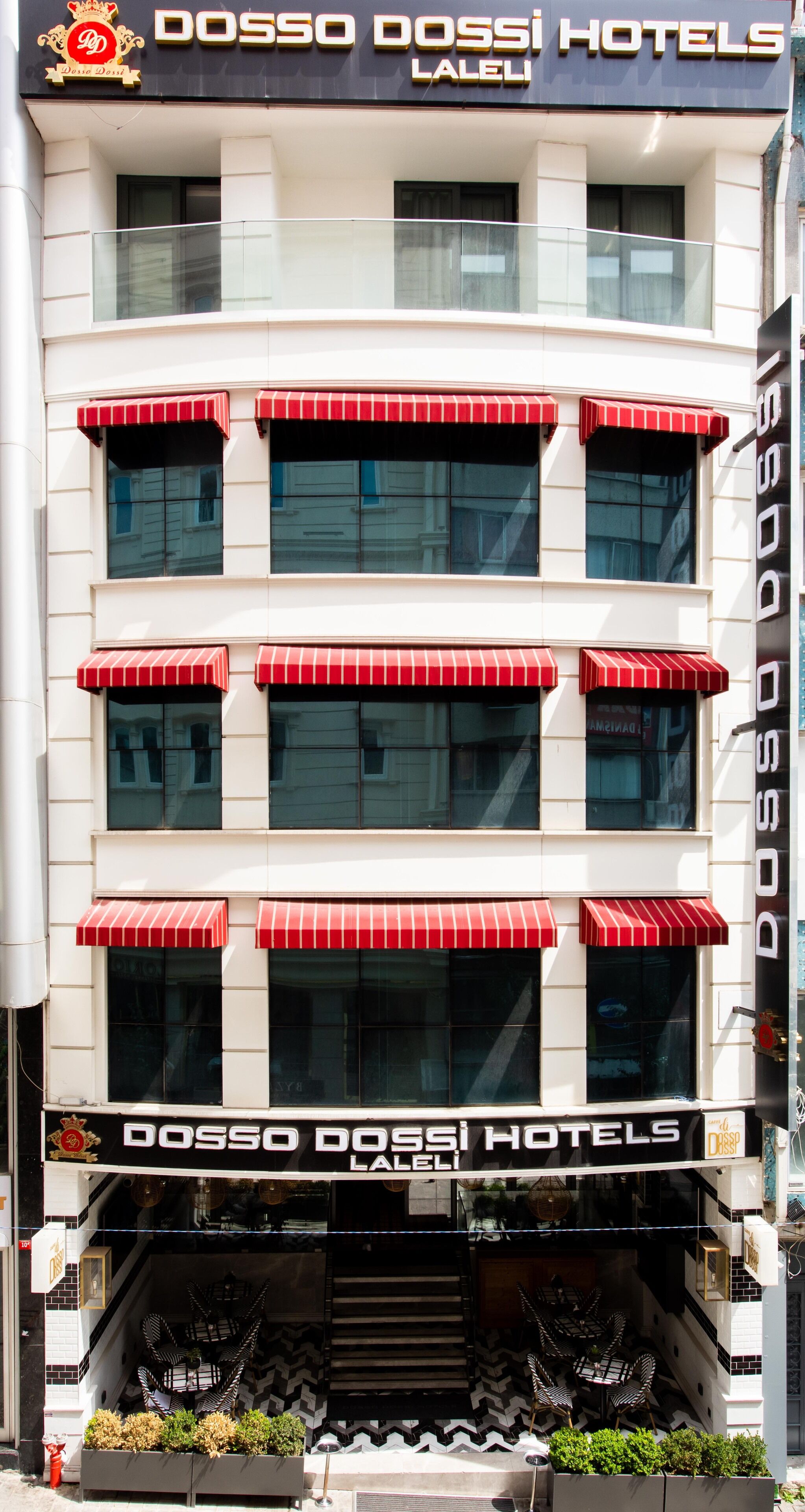 Un edificio con un cartel de Dosso Dossi Hotels.