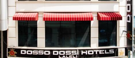 Un edificio con un cartel de Dosso Dossi Hotels.