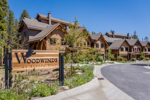Woodwinds 1265 Luxury Townhouse, Private Hot Tub, 2 Car Garage by RedAwning