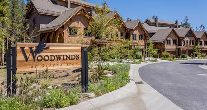 Woodwinds 1265 Luxury Townhouse, Private Hot Tub, 2 Car Garage by RedAwning