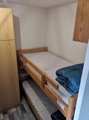 1 chambre, fer et planche à repasser