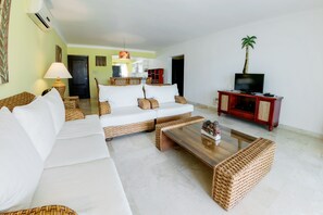 Smart TV, video games - Private Beach Club & Amazing Golf- Yours to enjoy, with unlimited free golf. (Punta Cana)