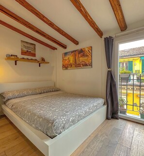 1 habitación, sistema de insonorización y tabla de planchar con plancha 