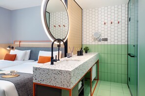 Habitación (Side by Side) | Baño | Regadera, amenidades de baño gratuitas, secadora de cabello, pantuflas