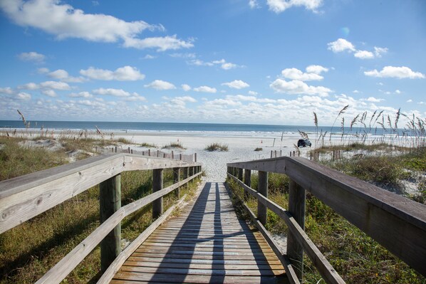 In Strandnähe, Liegestühle, Strandtücher