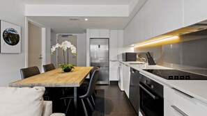 Fridge, microwave, oven, stovetop - Aroha Apartment at the base of Coronet Peak (Queenstown)