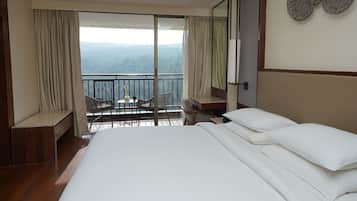 Habitación, 1 cama de matrimonio grande, no fumadores, vistas al valle | 1 dormitorio, minibar, caja fuerte y escritorio