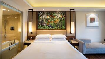 Deluxe Room, 1 Katil Raja (King), Non Smoking, Bathtub | 1 bilik tidur, bar mini, peti besi dalam bilik, meja