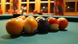 A pool table with billiard balls in various colors. - Dovreskogen Gjestegård  (Dovre)
