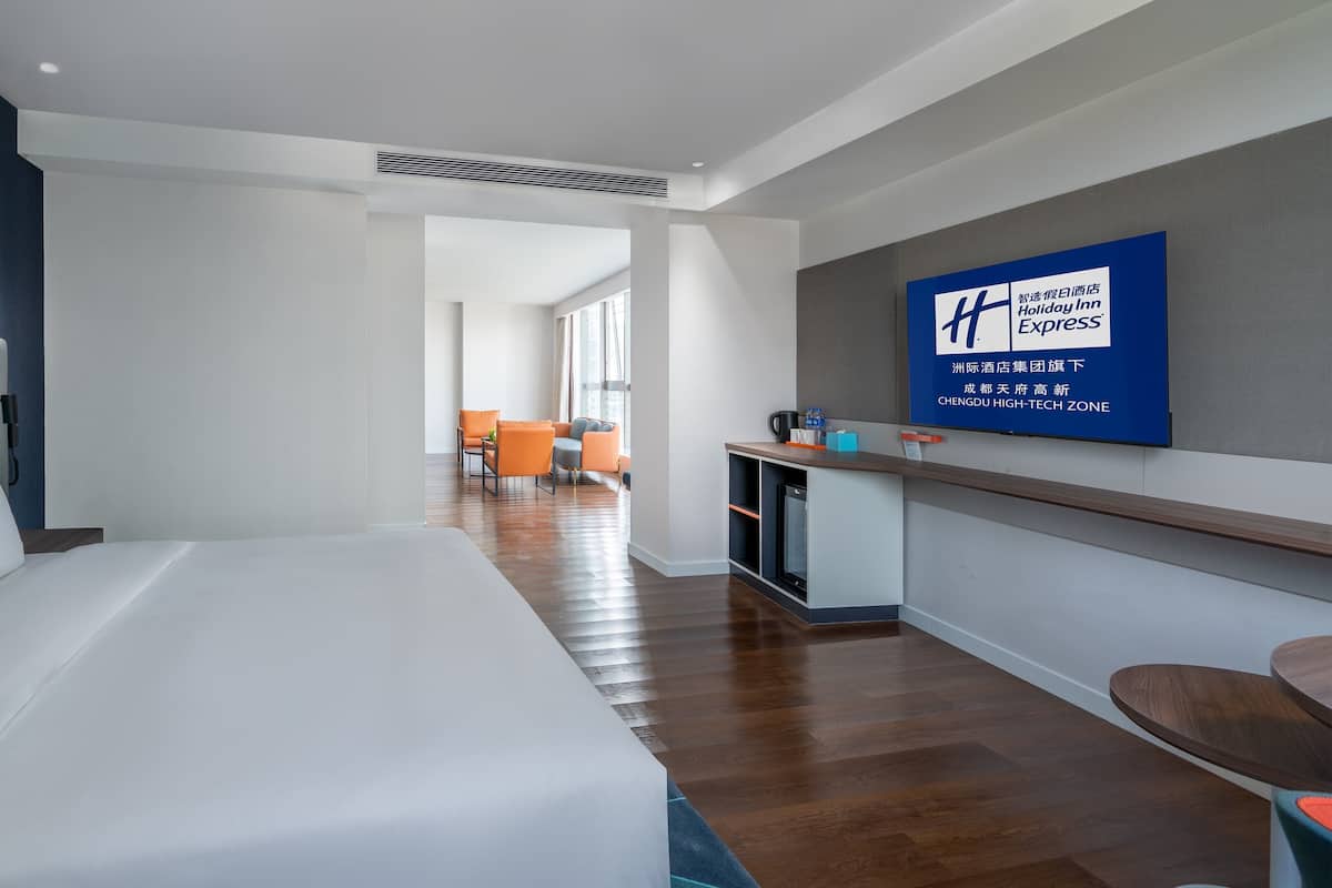 Suite, 1 slaapkamer | Een minibar, een kluis op de kamer, een bureau, verduisterende gordijnen